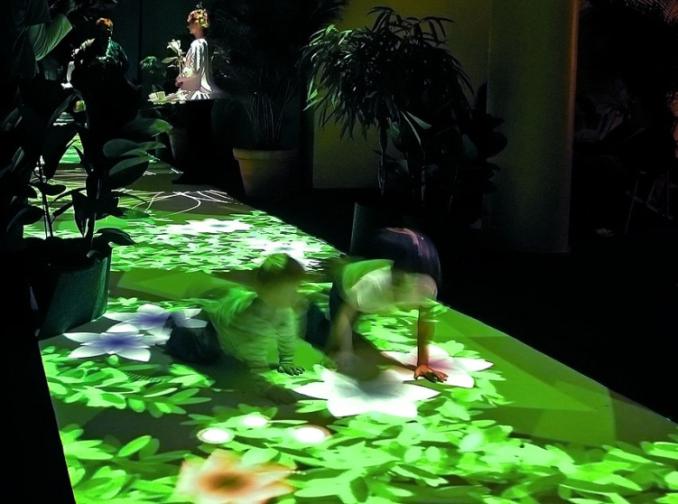 多媒體互動地幕、全息投影